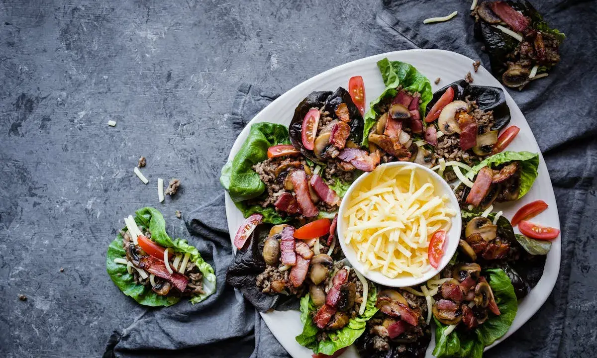 Läckra salladsrullar fyllda med köttfärs, bacon, svamp och tomat. En perfekt proteinrik mat för en hälsosam måltid.