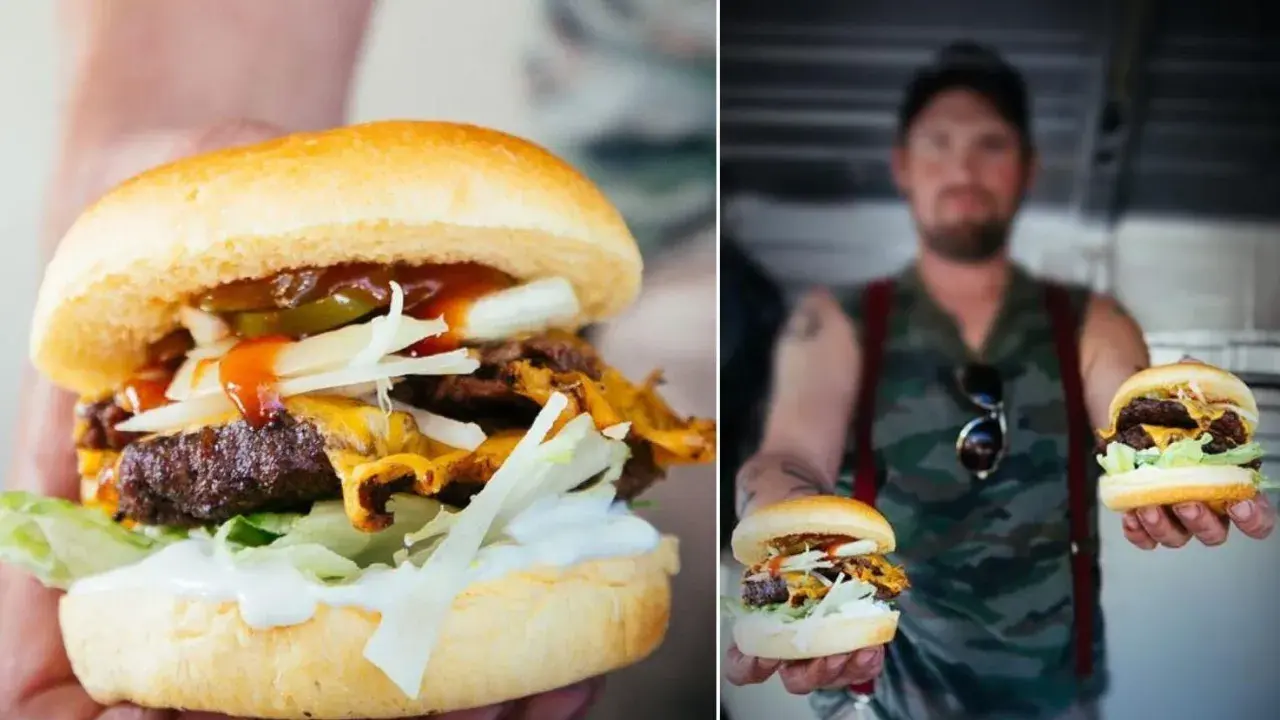 En närbild på en saftig hamburgare med ost, sallad och dressing. Till höger håller en man upp två hamburgare, perfekt för ett hamburgare recept.