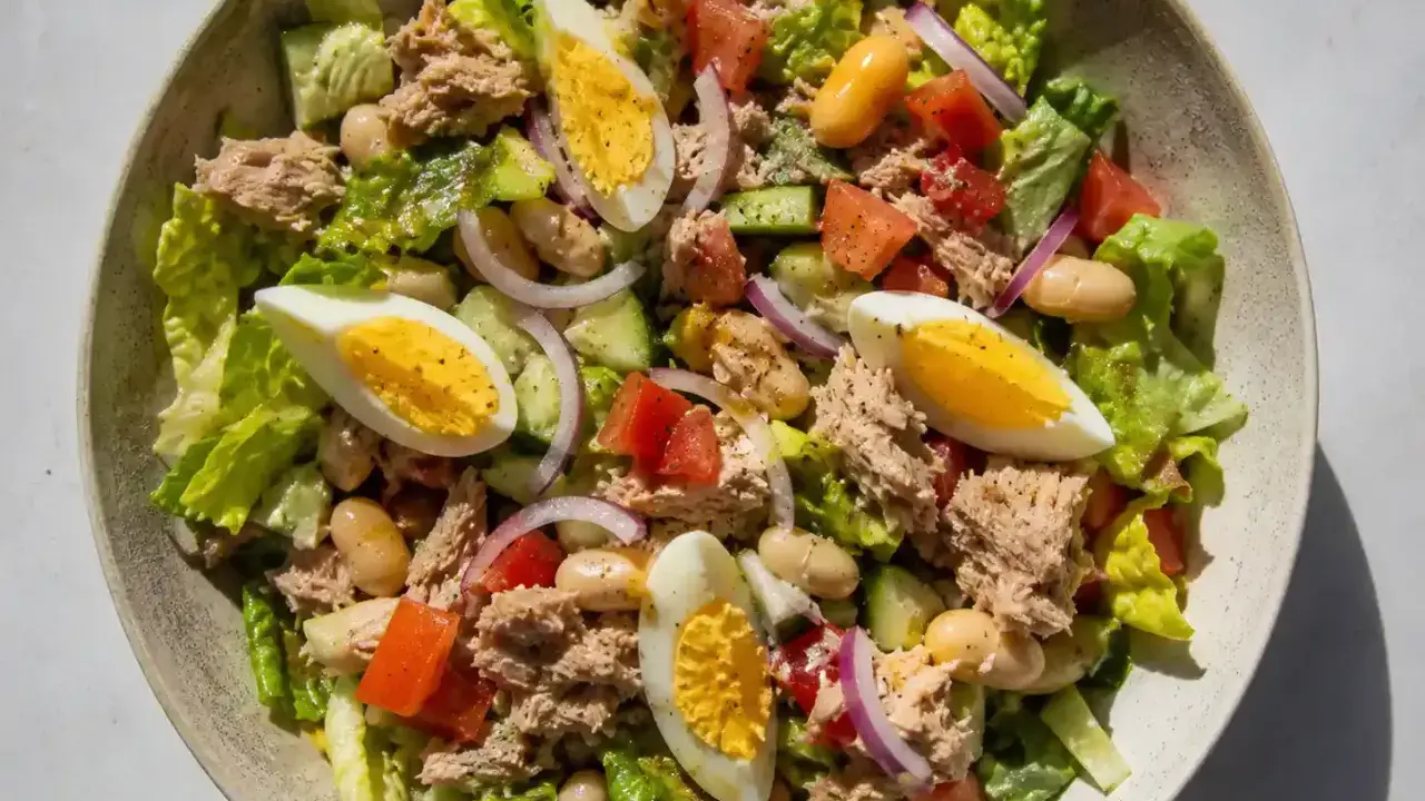 En härlig tonfisk sallad med ägg, bönor, tomat och gurka. Perfekt för en lätt lunch.