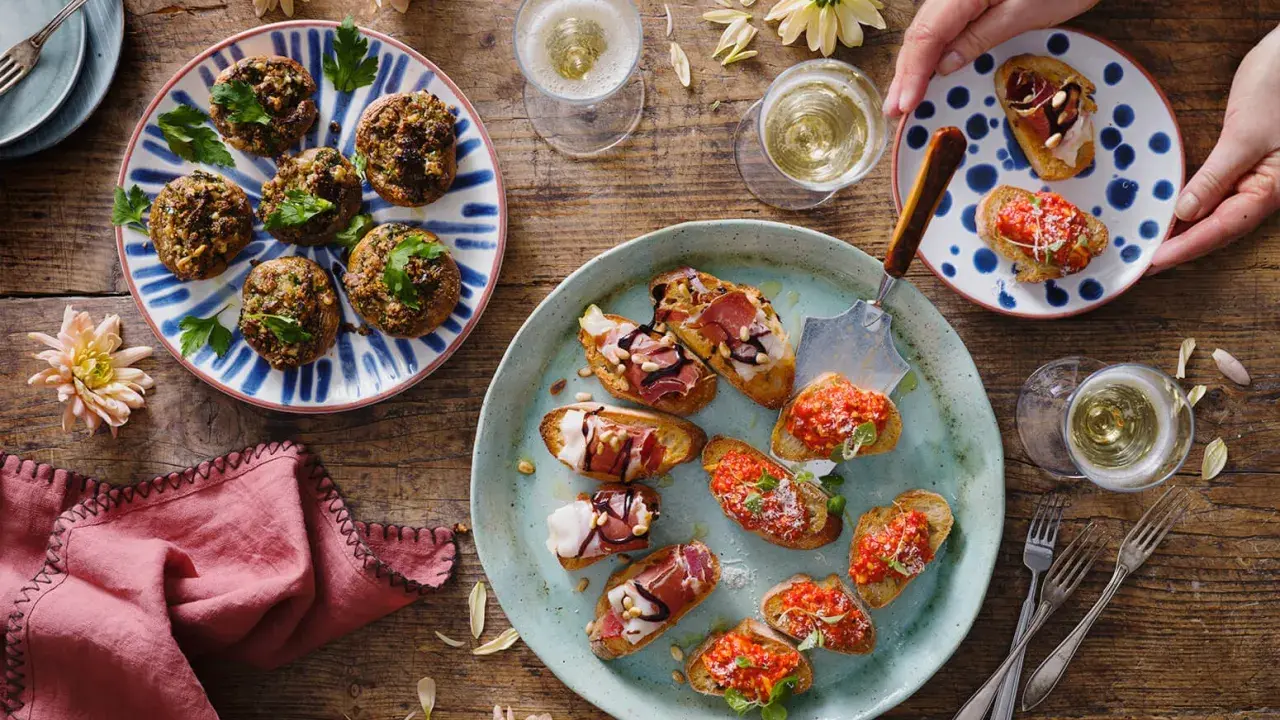 En härlig dukning med olika tapas recept. Bruschetta med tomat, prosciutto och nötter, samt fyllda champinjoner. Perfekt för en festlig stund.