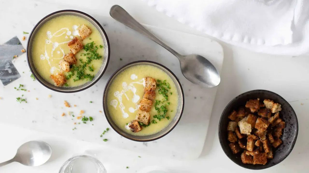 Krämig soppa med krutonger och persilja, perfekt för ett snabbt soppa recept.