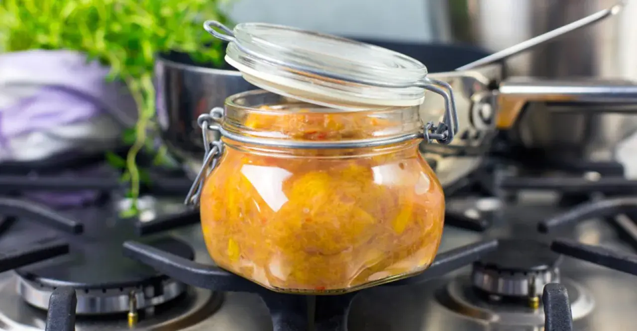 En burk med hemlagad rabarberchutney står på spisen, redo att avnjutas.