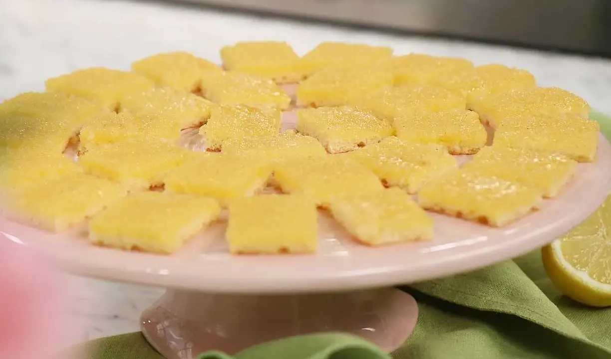 Fredriks fika: Citronrutor på ett rosa tårtfat, redo att avnjutas.
