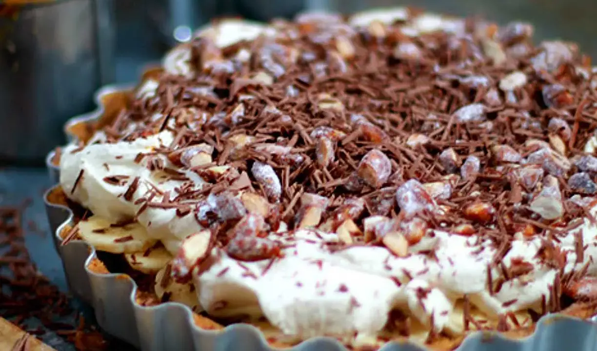 En härlig banoffee paj med fluffig grädde, banan och chokladströssel. Perfekt för fikat!