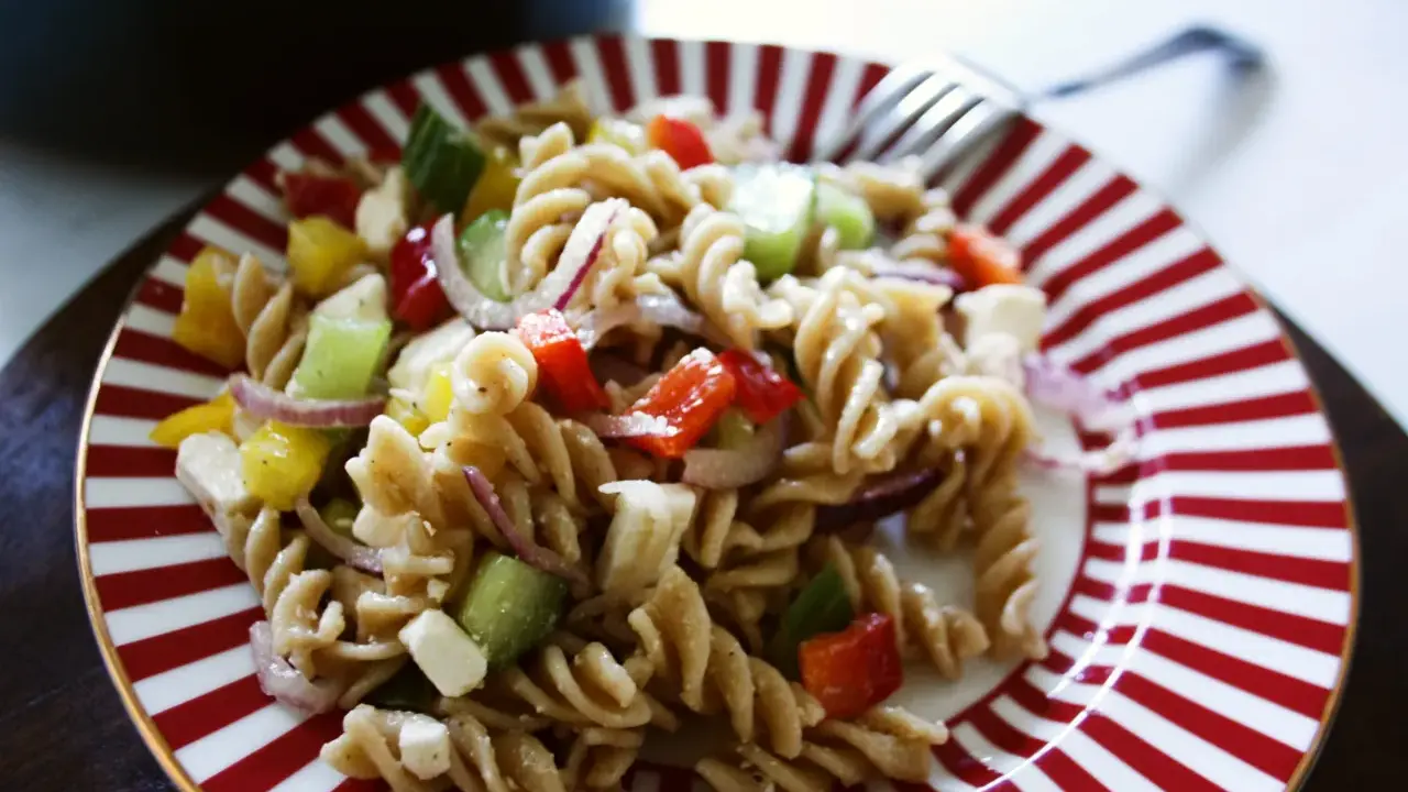 En härlig pasta sallad med rotfrukter, fetaost och en lätt dressing. Perfekt för en snabb lunch eller middag.