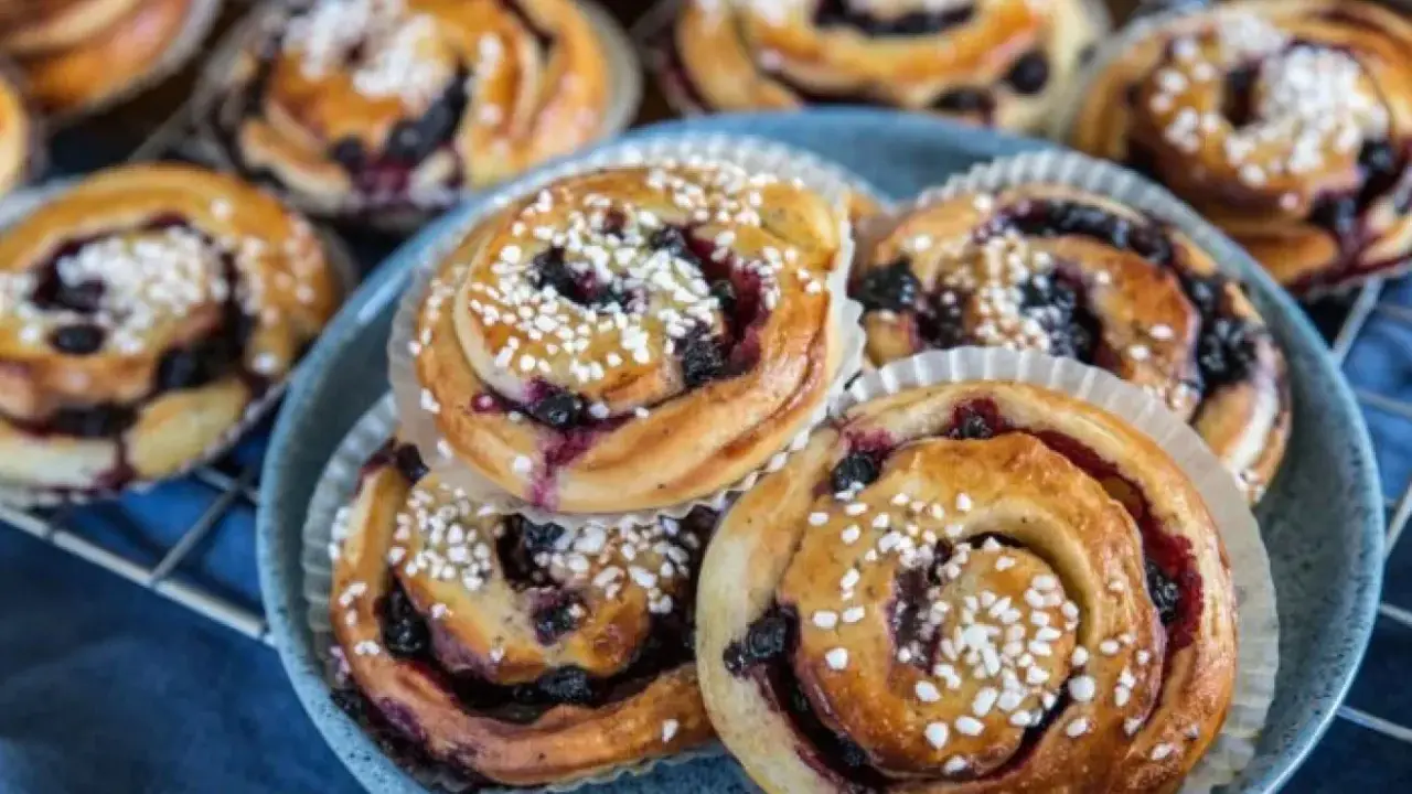 Fredriks fika: saftiga kanelbullar med blåbär, perfekta för en mysig stund.