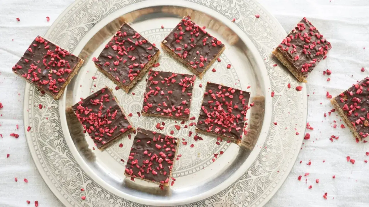 Havrerutor med choklad och torkade hallon på ett vackert silverfat. En perfekt fika!