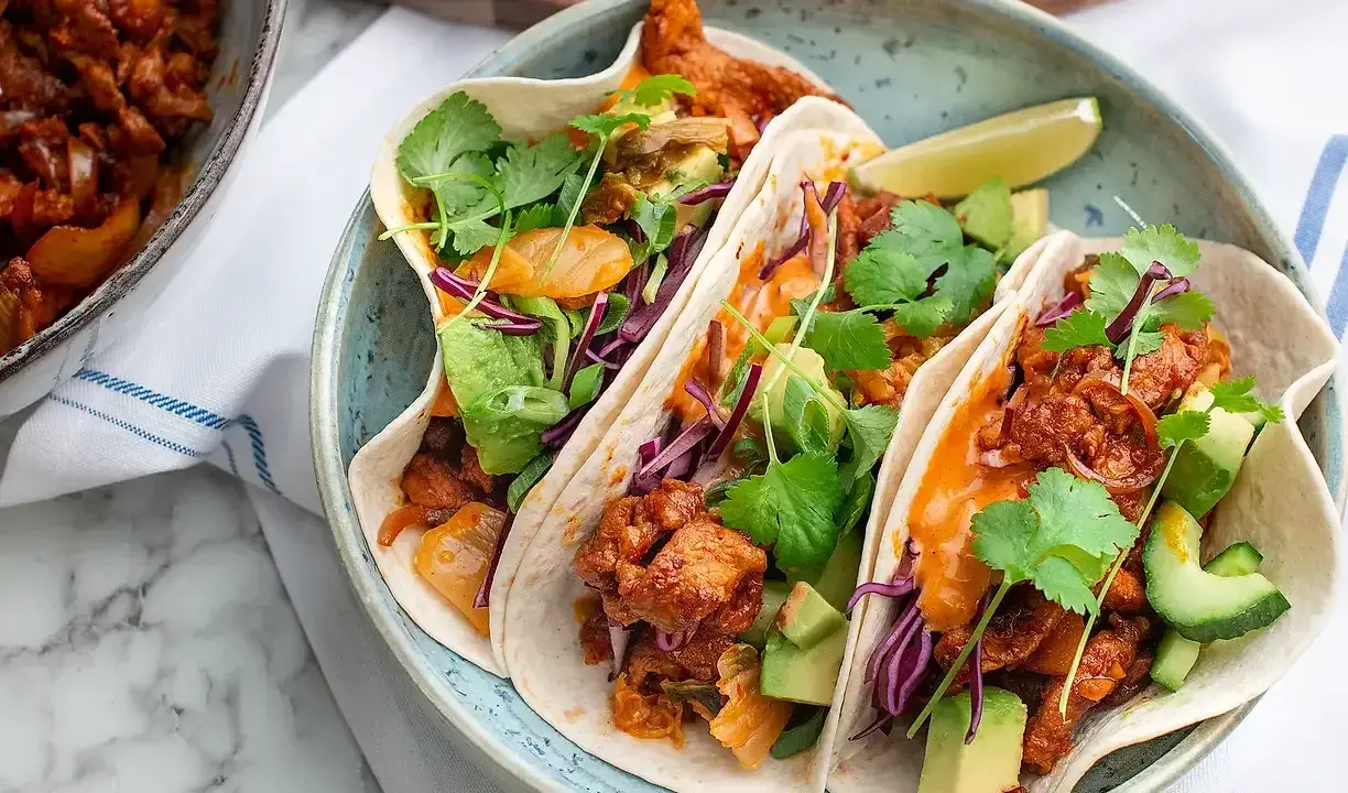 Tre läckra tacos med kryddig fyllning, avokado, koriander och rödkål. Ett perfekt tacos recept för en festmåltid!