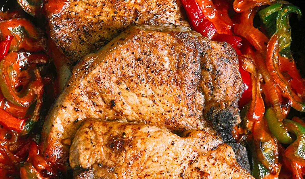 Saftiga kotletter i ugn med paprika och lök. En härlig middag som doftar gott!
