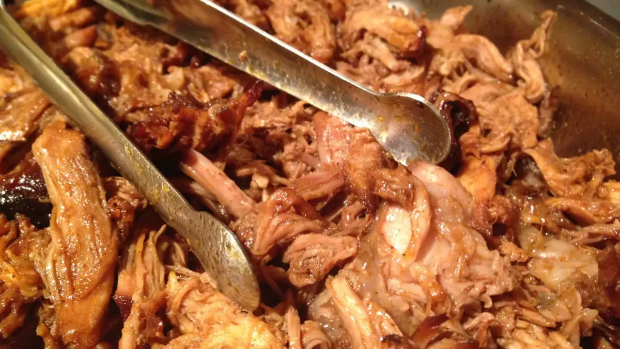 En stor skål med saftig pulled pork, perfekt för Fredriks fika. Tång ligger redo att servera.