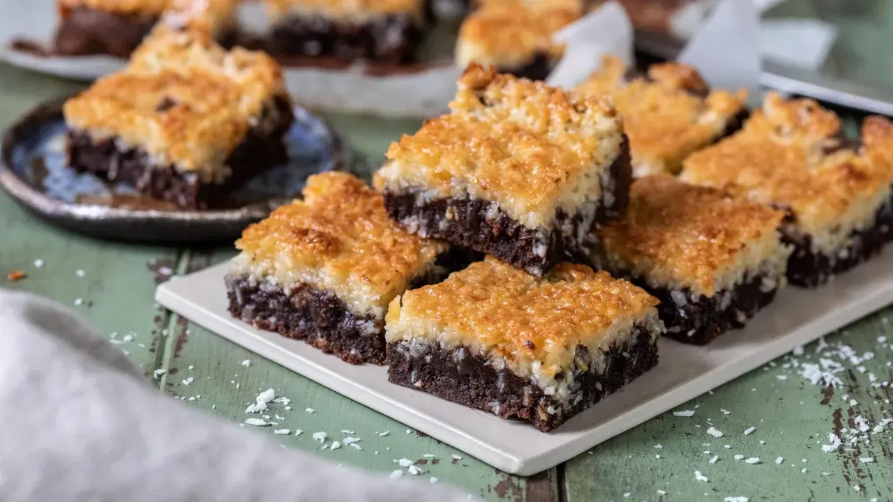 Fredriks fika: saftig toscakaka i långpanna med chokladbotten och kokostosca. Perfekt för fikastunden!