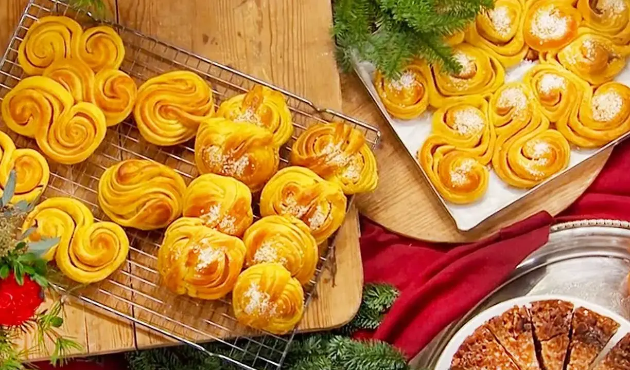 Fredriks fika: gyllene saffransbullar med vit choklad, perfekt för julmyset.