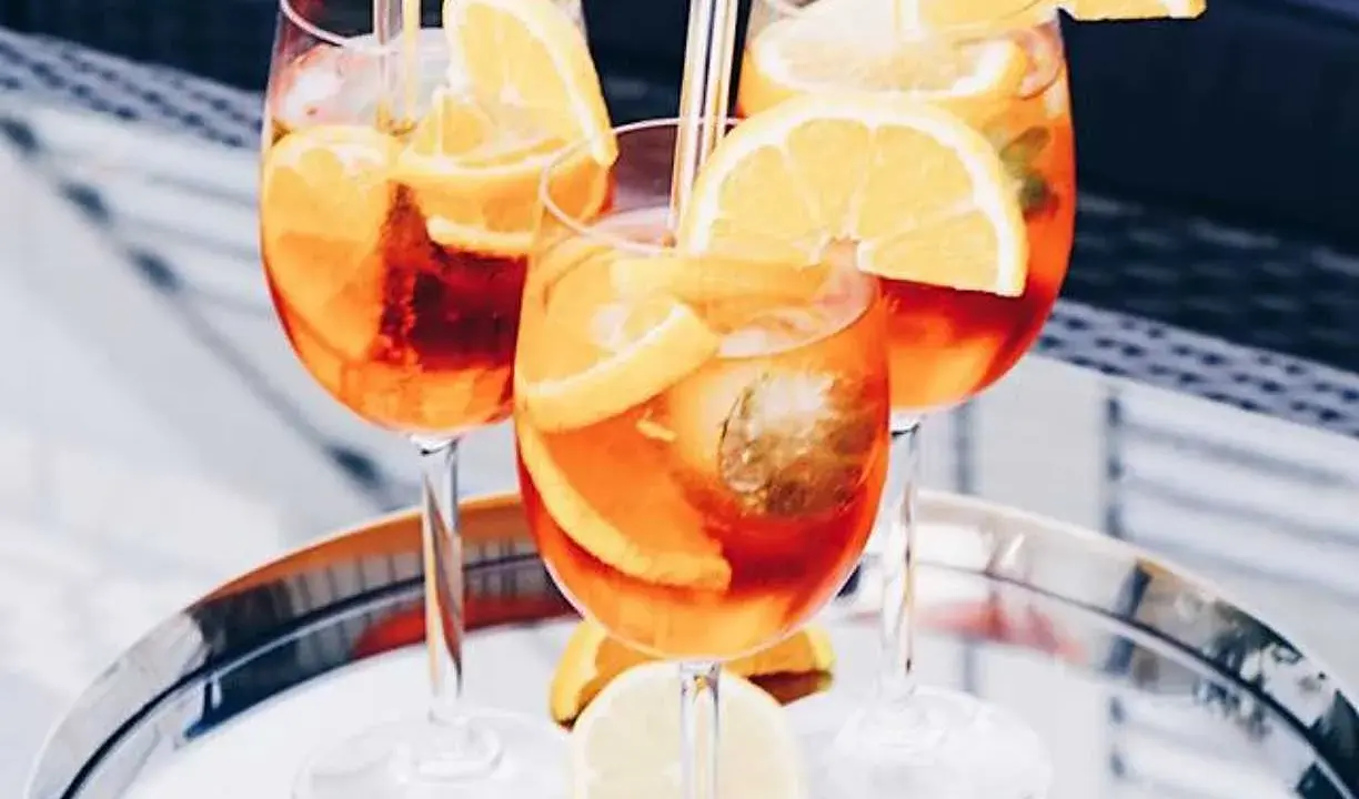 Tre Aperol Spritz med apelsin och citron, perfekta med bubbelvatten. Vilket sodavatten till Aperol Spritz?