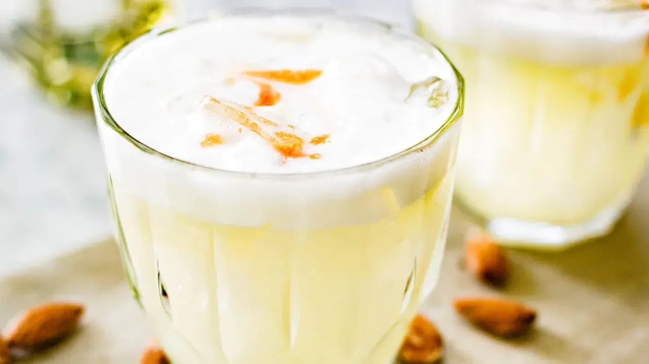 En krämig pisco sour med skummig topp och en hint av apelsin.