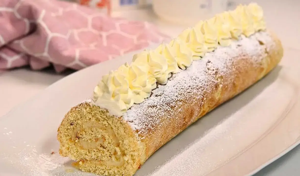 En härlig semmelrulltårta, perfekt för Fredriks fika. Pudrad med florsocker och toppad med grädde.