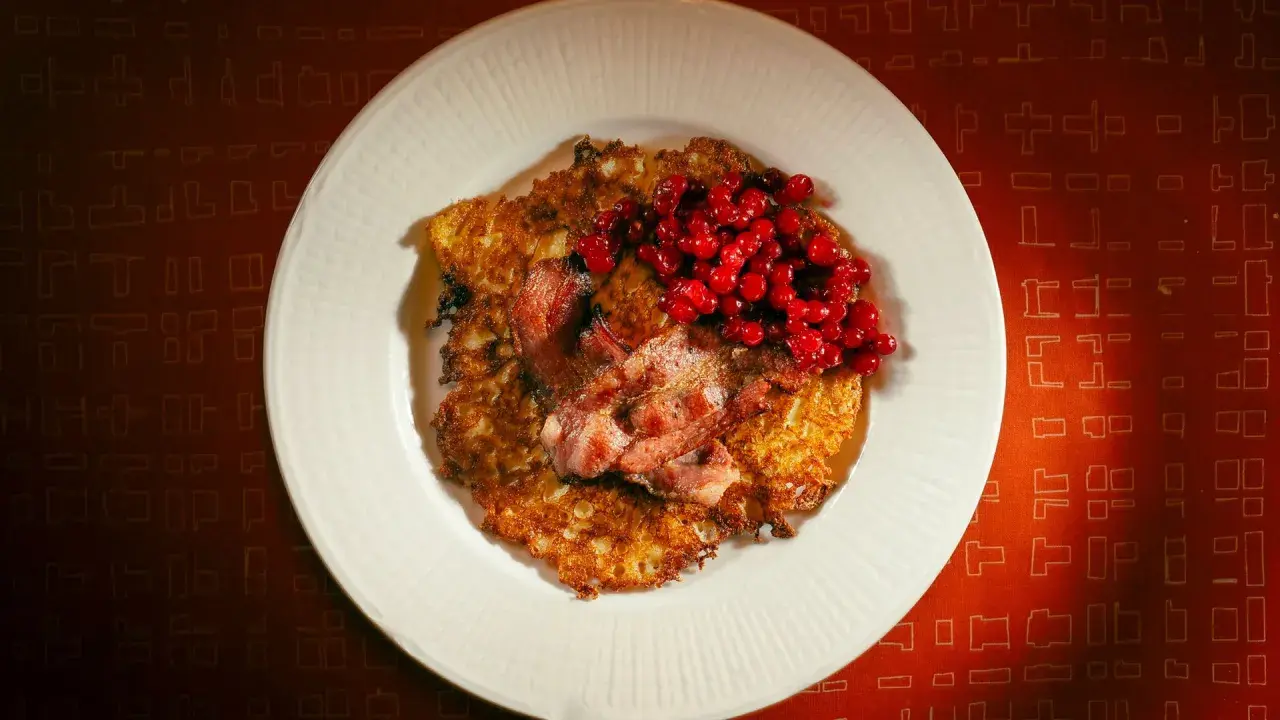 Raggmunk recept: Krispiga potatisplättar med stekt fläsk och rårörda lingon. En klassisk svensk rätt som smakar ljuvligt.