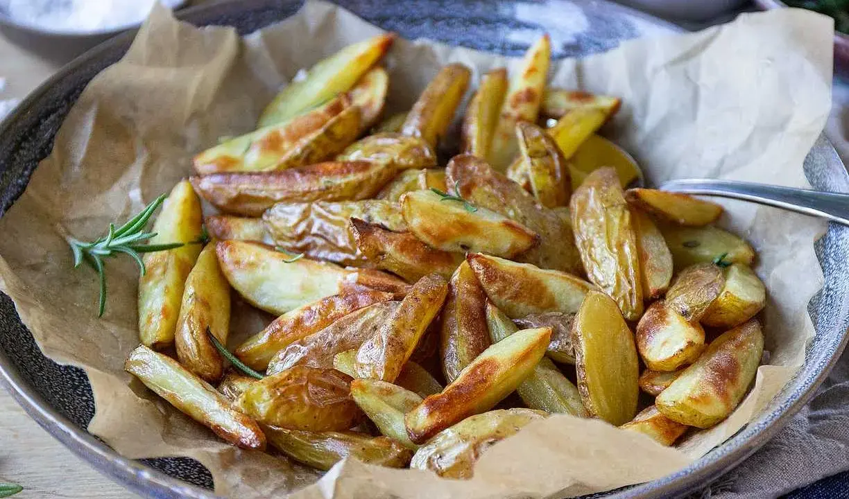 Krispiga klyftpotatis i airfryer, perfekt tillbehör med rosmarin.
