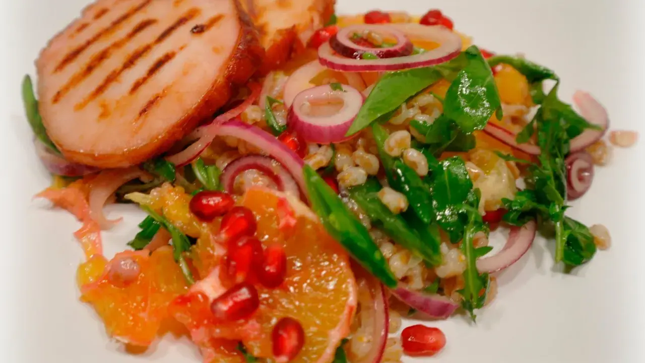 Grillad fläskfilé med en fräsch sallad av apelsin, rödlök, granatäpple och bulgur. Ett härligt sallad recept!