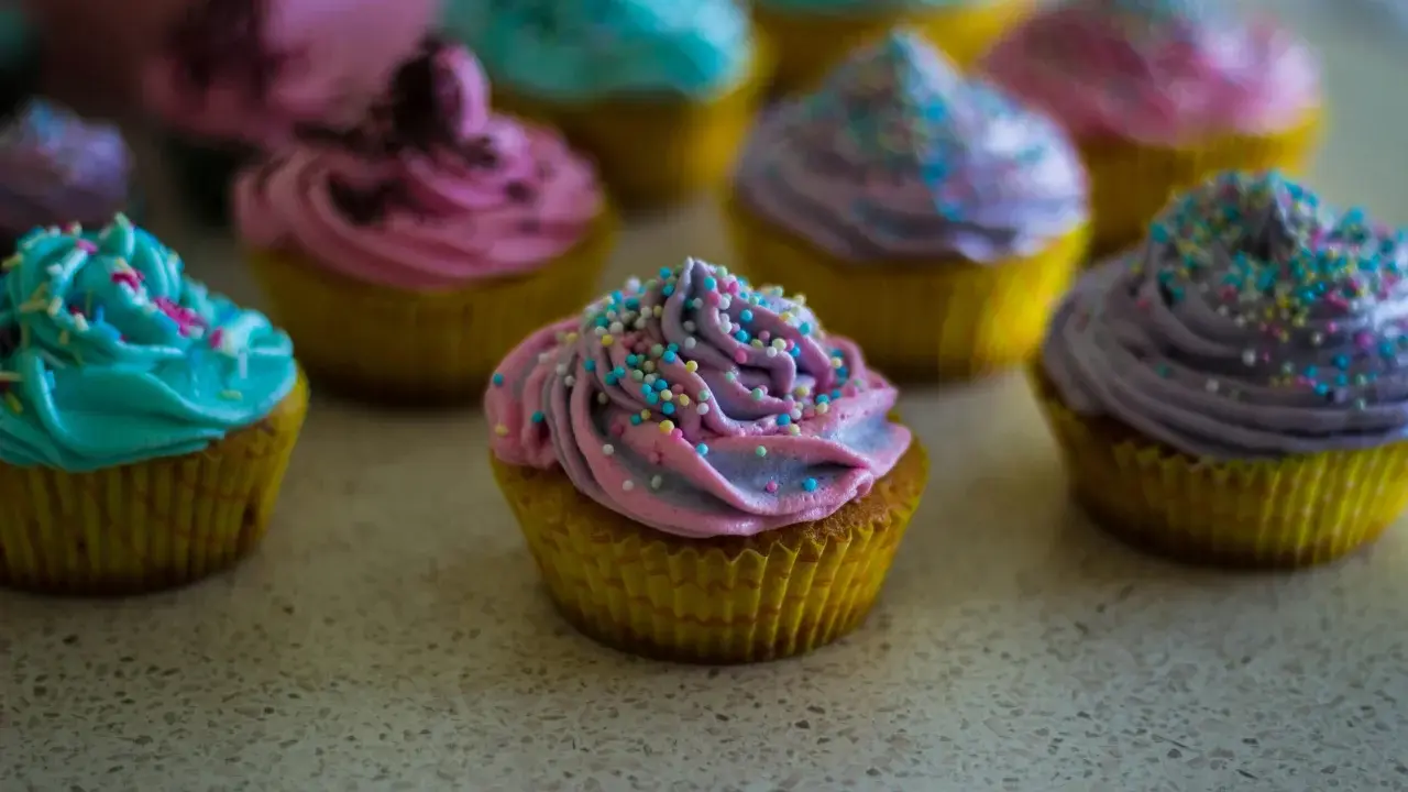 Färgglada cupcakes med fluffig frosting, perfekta för ett festligt frosting recept.