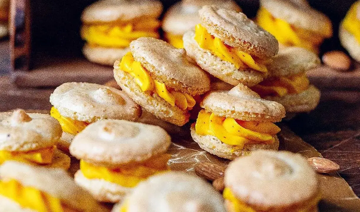Fredriks fika: små, ljusa marängkakor fyllda med krämig, gul fyllning. En perfekt liten godsak.