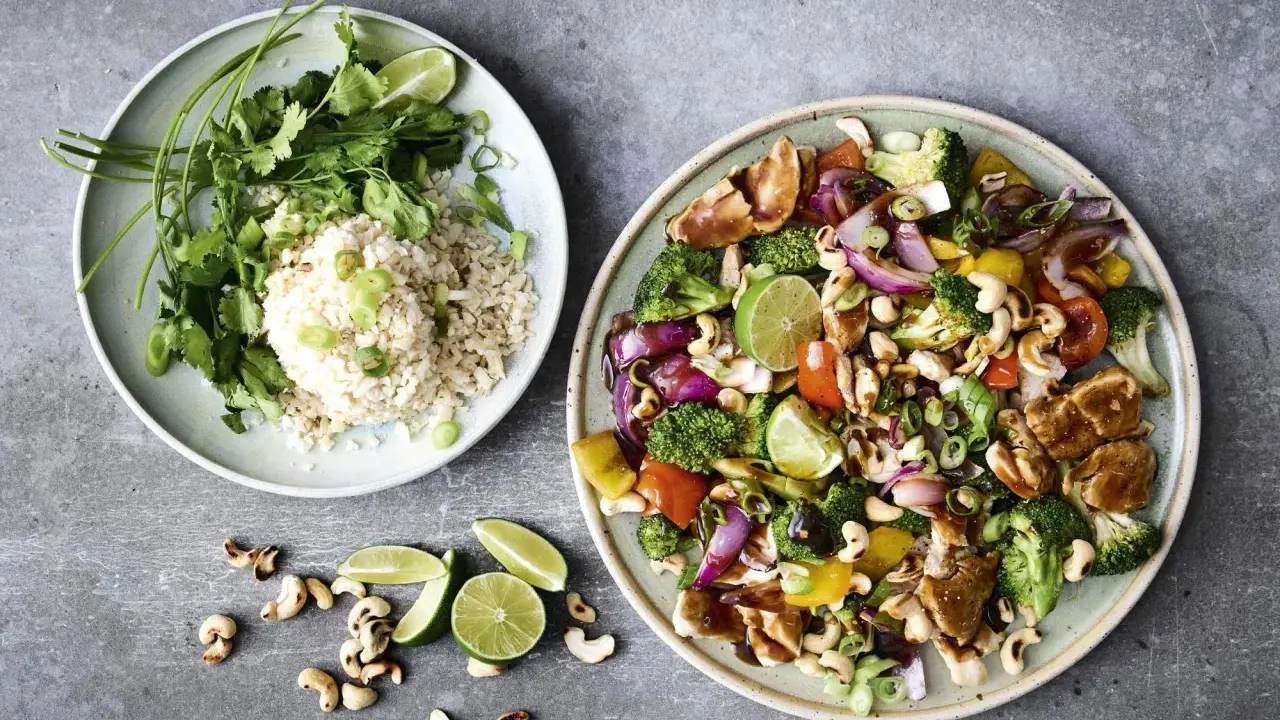 En färgstark wok med kyckling, grönsaker och cashewnötter, serverad med ris. Perfekt middagstips helg!