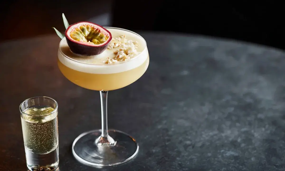 En Pornstar Martini med passionsfrukt och en shot bubbel.