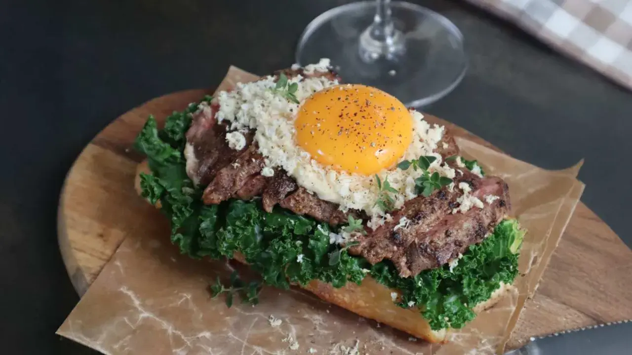En lyxig toast med biff, grönkål, ost och ett perfekt stekt ägg. Ett fantastiskt bookmaker toast recept!