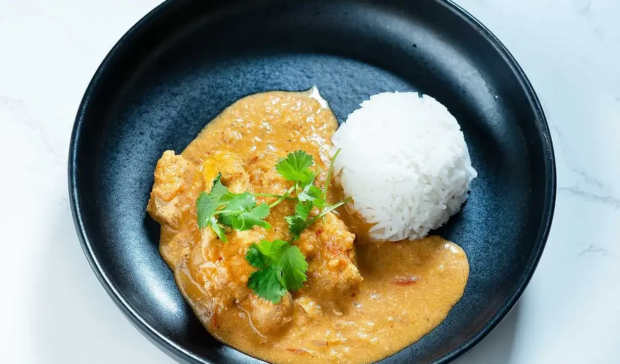 Krämig butter chicken med ris och färsk koriander. En klassiker som alltid smakar gott.