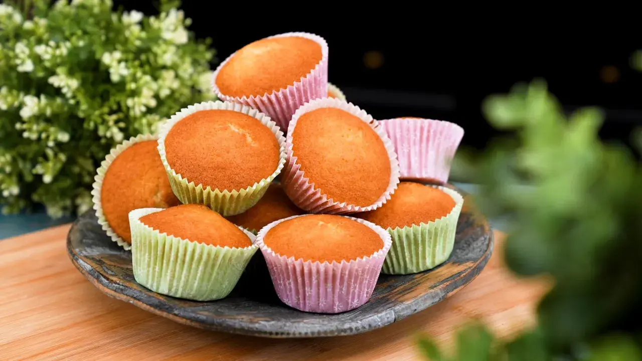 En hög med hallonmuffins i färgglada formar, perfekta för Fredriks fika.