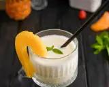 En krämig pina colada med ananasskiva och mynta. Perfekt för ett soligt pina colada recept.