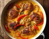 En krämig gryta med kycklinglårfilé, paprika och lök. Ett perfekt kycklinglårfile recept för en smakrik middag.