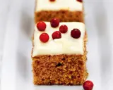 Mjuk pepparkaka med frosting och lingon. En härlig julkaka som smälter i munnen.