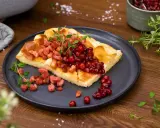 En bit ugnspannkaka med knaperstekt bacon och rårörda lingon, perfekt för Fredriks fika.