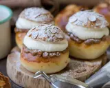 Fredriks fika med semlor recept: fluffiga bullar fyllda med mandelmassa och grädde, pudrade med florsocker och mandelspån.