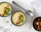 Krämig soppa med krutonger och persilja, perfekt för ett snabbt soppa recept.