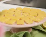 Fredriks fika: Citronrutor på ett rosa tårtfat, redo att avnjutas.