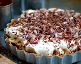 En härlig banoffee paj med fluffig grädde, banan och chokladströssel. Perfekt för fikat!