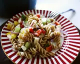 En härlig pasta sallad med rotfrukter, fetaost och en lätt dressing. Perfekt för en snabb lunch eller middag.