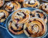 Fredriks fika: saftiga kanelbullar med blåbär, perfekta för en mysig stund.