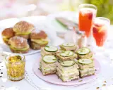 Små smörgåsar med gurka och ost, perfekta för ett afternoon tea recept. Serveras med röda drycker och senap.