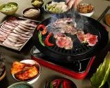 Koreansk BBQ med saftigt kött som grillas, serveras med kimchi, vitlök och en hemlagad koreansk bbq sås recept.