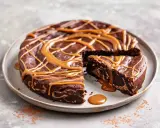 En saftig kladdkaka med ett härligt mönster, toppad med en generös glasyr av dulce de leche.
