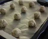 Små, runda havrekakor ligger på ett bakplåtspapper, redo för Fredriks fika.