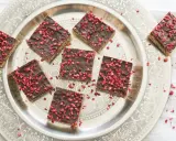 Havrerutor med choklad och torkade hallon på ett vackert silverfat. En perfekt fika!