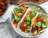 Tre läckra tacos med kryddig fyllning, avokado, koriander och rödkål. Ett perfekt tacos recept för en festmåltid!