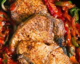Saftiga kotletter i ugn med paprika och lök. En härlig middag som doftar gott!