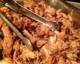 En stor skål med saftig pulled pork, perfekt för Fredriks fika. Tång ligger redo att servera.