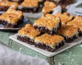 Fredriks fika: saftig toscakaka i långpanna med chokladbotten och kokostosca. Perfekt för fikastunden!