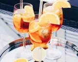 Tre Aperol Spritz med apelsin och citron, perfekta med bubbelvatten. Vilket sodavatten till Aperol Spritz?