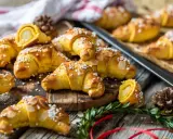 Fredriks fika: gyllene saffransbullar med mandelmassa, toppade med pärlsocker och mandelflagor. En härlig juldoft sprider sig.